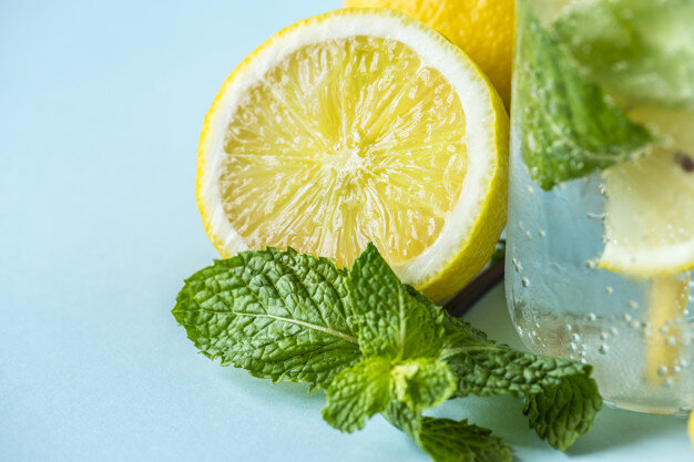 Источник изображения: https://ru.freepik.com/free-photo/lemon-mint-infused-water-recipe_2769539.htm