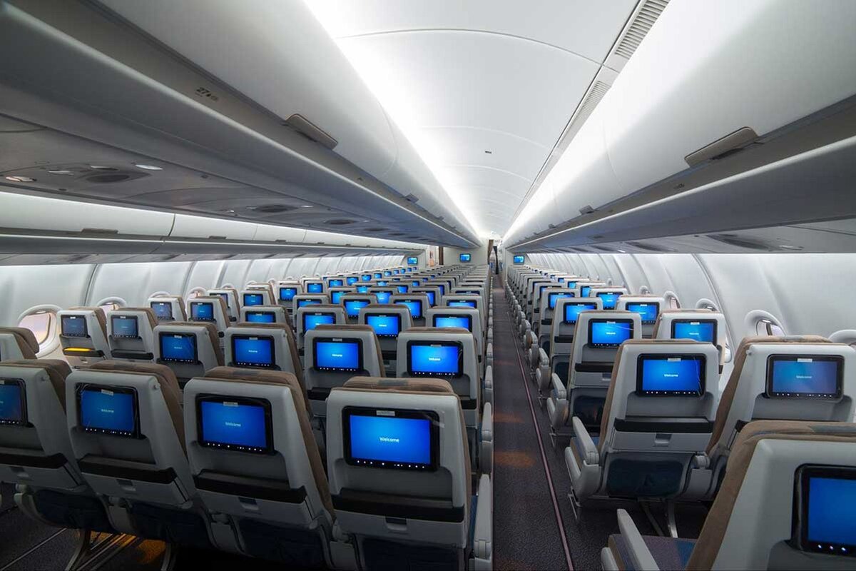 Airbus A330-202 авиакомпании Air Mauritius, салон эконом класса с креслами Recaro CL3710