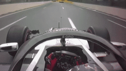 Из-за этой аварии над Грожаном до сих пор посмеиваются. Абсолютная нелепость произошла в Баку в режиме машины безопасности на трассе.