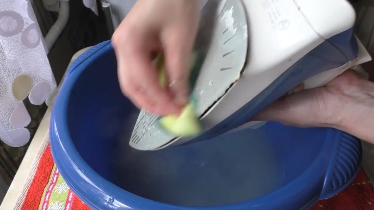 Чистим утюг лимонной. Зубная паста отмыть утюг. Как использовать утюгом арт-2692.