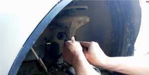  
Снимаем колесо и приступаем к снятию старой стойки стабилизатора. Сразу же готовимся к тому, что по мимо ключа обычного на 14-15, вам еще понадобиться в некоторых случаях шестигранный ключ. Но есть и стойки, которые можно ставить и без его участия. Надо это учесть, когда будете их заказывать. Сразу скажу лучше без шестигранника.