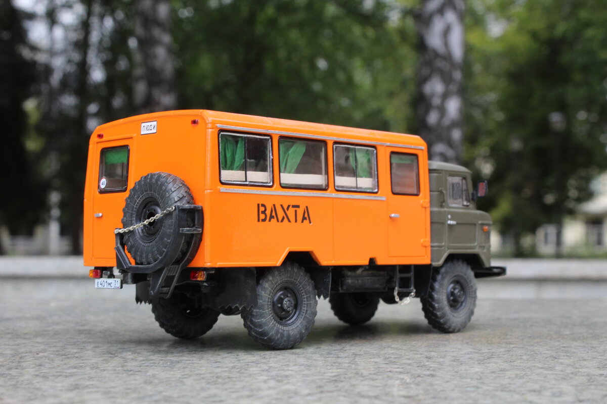 Кит AVD", алкидный грунт "Кудо" (аэр), окраска кабины эмалью "ZIP макет" (Буханка) (аэр), будки "Кудо" (аэр). Светотехника частично "ТриА" + китовая с лаками "Тамия". Поставлен на учет.