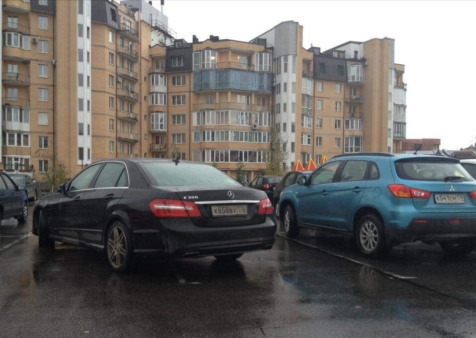 Мерседес на окраине города