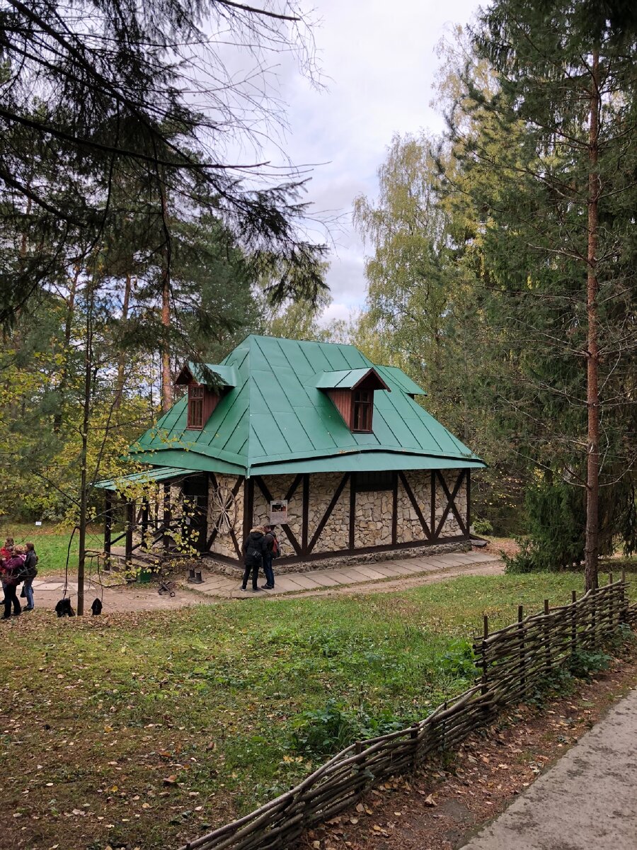 Итак, пошли гулять по территории музея-усадьбы Поленово, Тульская область. Здесь встречаются вот такие прекрасные строения, которыми в прошлом художник пользовался при жизни. Туда, кстати, можно внутрь войти и посмотреть 