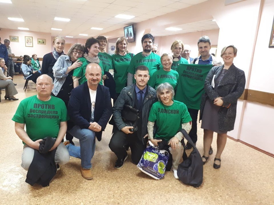 Клим Лихачев в группе протестующих против точечной застройки в Донском районе Москвы. Источник: www.facebook.com.  