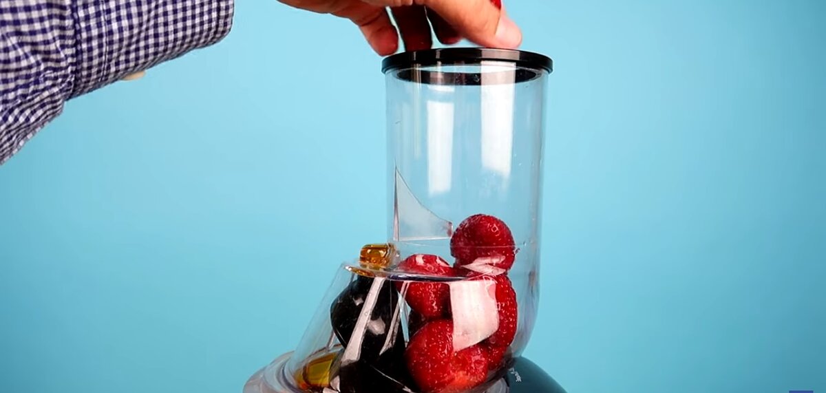 Засыпаем в соковыжималку | источник youtube.com