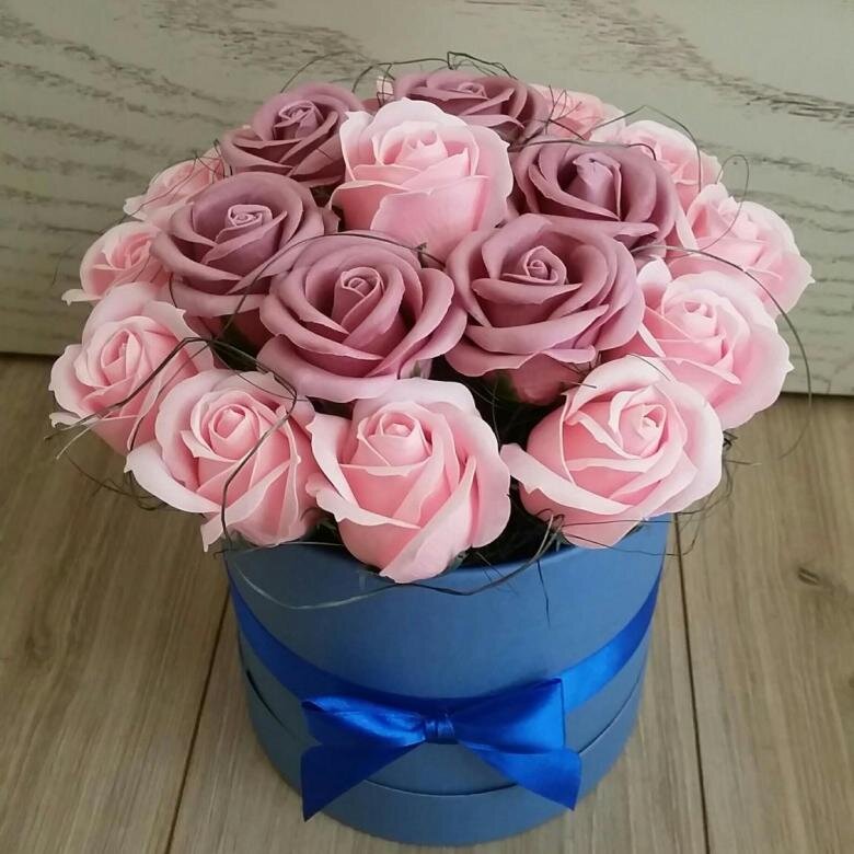 Себестоимость букета около 200-300 рублей, стоимость продажи 1000-1500 рублей.