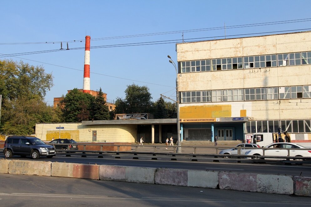 2. То, что осталось от Московского нефтемаслозавода. Немного истории: 

ОАО «Московский нефтемаслозавод» был создан в 1925 году для изготовления озокерита – церезиновой продукции для экспорта, внутреннего рынка и для нужд обороны. Завод осуществлял выпуск различных видов озокерита, которые использовались в медицине для изготовления медицинских препаратов. При специальной переработке озокерита завод получал другое сырье – церезин, который в дальнейшем использовался в промышленных областях: парфюмерной и косметической, электротехнической и радиотехнической, медицинской и бумажной, а также при производстве свечей, лаков, карандашей и др. После, на заводе было создано новое направление по производству специальных масел и жидкостей, смазочного материала для различного применения. 

До недавнего времени завод осуществлял выпуск смазочной и церезино-восковой продукции для наземной и авиационной спец.техники, тяжелого машиностроения, космоса и пр. На заводе работал высококвалифицированный персонал, который сотрудничал с различными научно-исследовательскими центрами, что позволяло разрабатывать новые виды продукции. Предприятие снабжало готовой продукцией предприятия России, такие как аэропорты, предприятия машиностроения, металлургические и др. 

В 2014-м году территория завода была передана из федеральной собственности в собственность города Москвы для строительства на его месте крупного ТПУ "Ярославский", который объединит в себе платформу Ростокино МЦК, платформу Северянин Ярославского направления МЖД и наземный городской пассажирский транспорт. Также здесь будет построена автомобильная развязка Северо-Восточной хорды (СВХ) с проспектом Мира. Сам завод должен был быть перенесён на другую площадку, однако информация на этот счёт отсутствует. На основной заводской территории уже практически всё снесено, идёт новое строительство.
