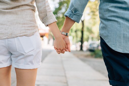 https://cdn.pixabay.com/photo/2016/01/19/16/49/holding-hands-1149411__340.jpg
