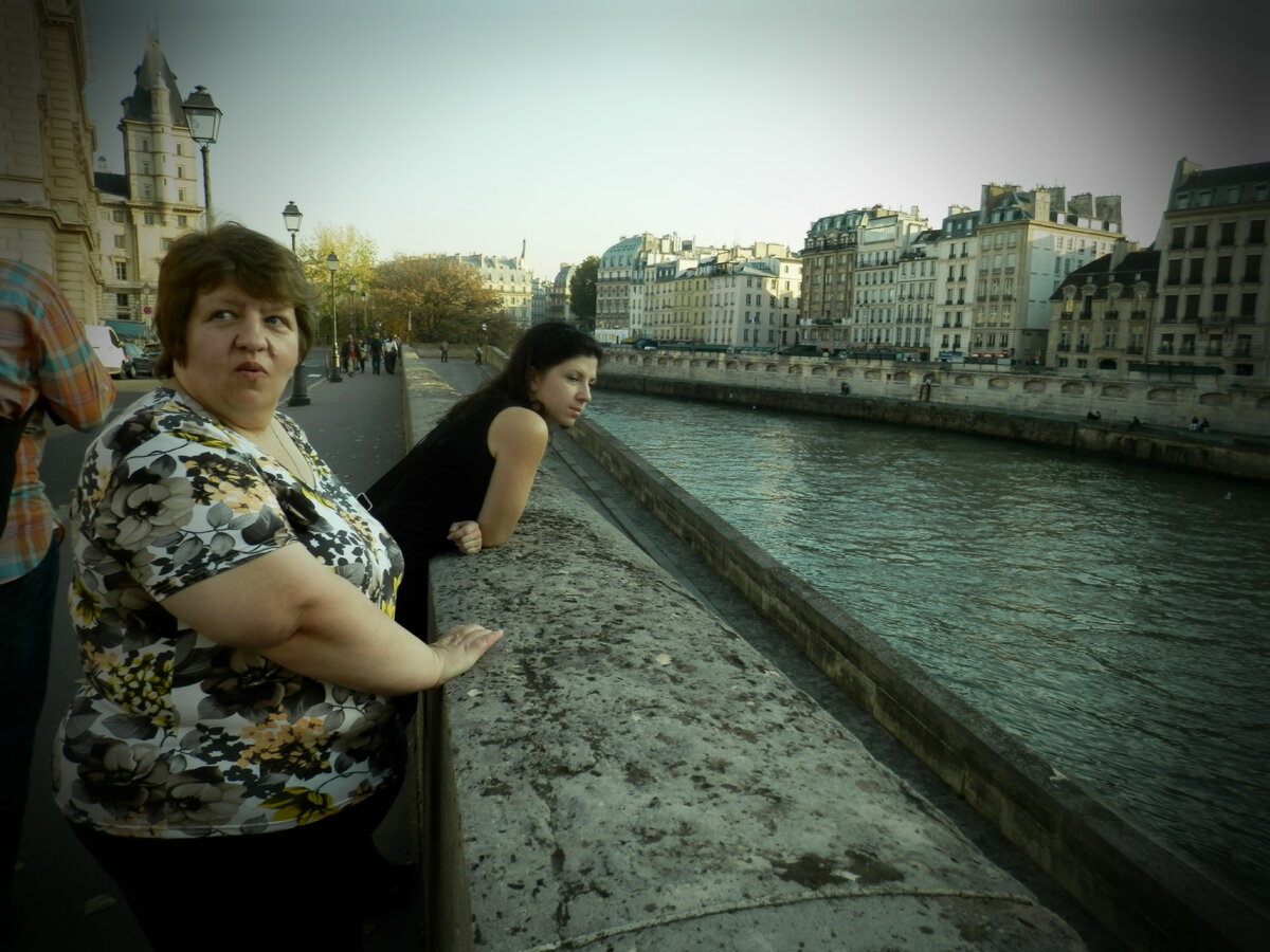 Наташа смотрит во все глаза.