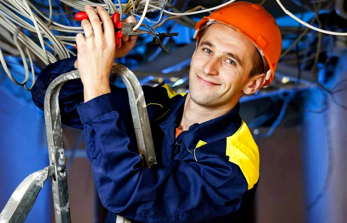 Счастливый электрик на работе. (Фото взято с сервиса yandex.ru/images с целью иллюстрации).