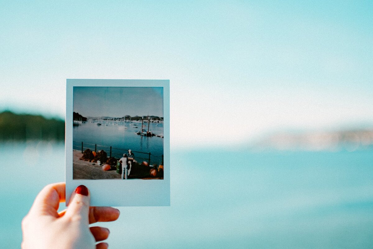 https://www.pexels.com/ru-ru/photo/polaroid-2962470/