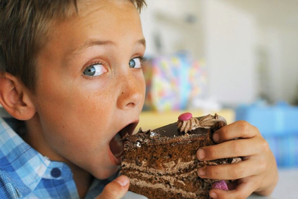 Сладости для детей. Дети и сладкое. Мальчик ест торт. Мальчик ест сладкое. Сладкий неприятный