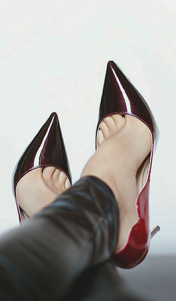 Изгиб подъема пожалуйста. Изгиб свода стопы. И видно изгиб каждого пальца. Это тоже очень мило. 