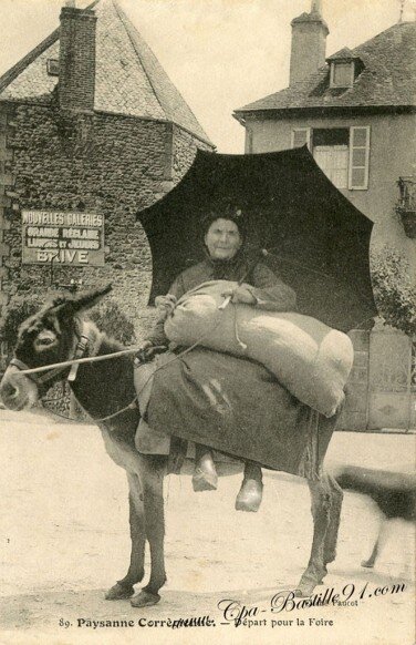 Крестьянка на осле, спешит на ярмарку. 1910г.  