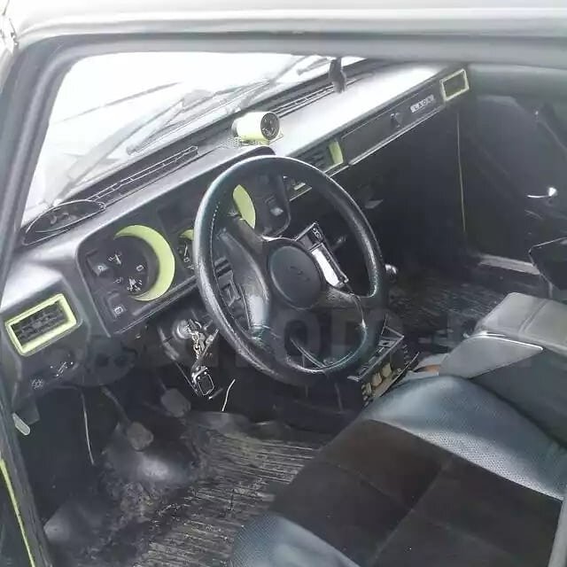 Салон установили от ВАЗ-2107 в цвет кузова покрасили колодцы приборной панели и дефлекторы обдува.