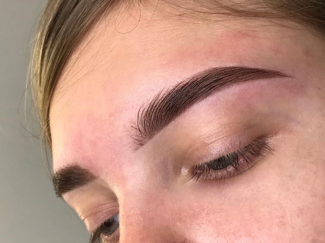 ОКРАШИВАНИЕ БРОВЕЙ ХНОЙ И КОРРЕКЦИЯ ВОСКОМ