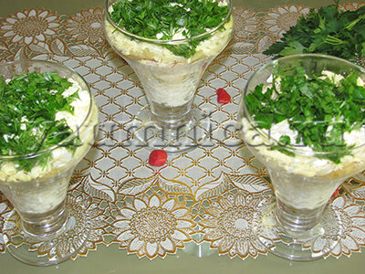 Мясо курицы является одним из главных ингредиентов при приготовлении салатов. Нежное куриное мясо делает салат очень вкусным. Существует много разных рецептов салата с курицей.