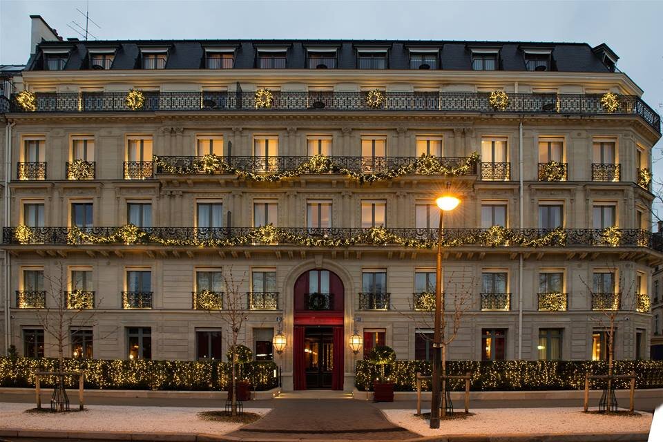 Париж Plaza Athenee вид на Эйфелеву