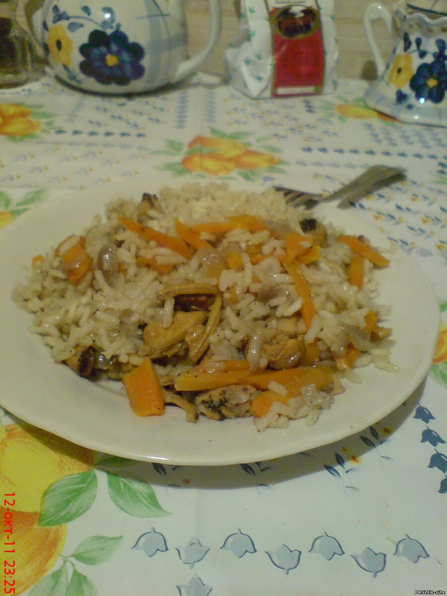 Есть  блюда, едят которые повсеместно, но есть еще блюда, которые, если так  можно выразиться, имеют региональную принадлежность. Их конечно можно  готовить и в других регионах, но это связано обычно с некоторыми  трудностями по добыче тех или иных продуктов, не характерных для данного  региона, хорошим примером является кимчи. Чисто теоретически,  приготовить ее можно где угодно, но фактически, проще всего ее готовить  именно на Дальнем Востоке, там, где есть и условия и продукты, для ее  приготовления.
 Да и более того, некоторые блюда и не катят в не родном регионе. Далеко ходить не нужно, вот я рассказывал про холодник (или окрошку),  на юге Украины, да и на остальной ее части, на такие блюда будут  смотреть косо, потому как главное жидкое блюдо для хохла – борщ! А  русский откажется от борща в пользу щей! То есть, как учил нас Карл  Маркс – бытие определяет сознание!
 Не скажу, что плов из мидий такое уж редкое или невозможное блюдо для других регионов, но вот востребованное ли оно там? Вопрос…
 Впрочем, те, кто о таком не слышал – внимайте! А будет желание, и сварганьте, поверьте, оно съедобное!
 