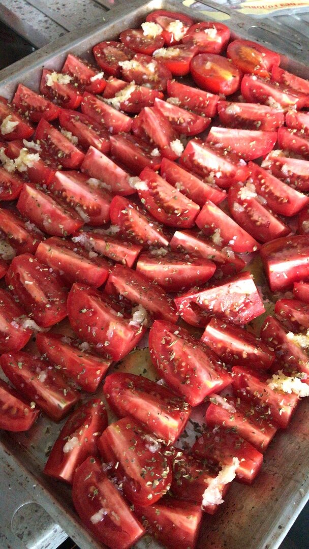 Лоток с томатами, готовый к вялению