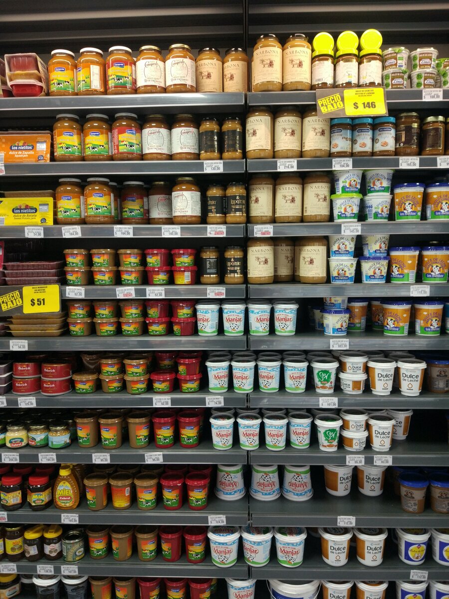 Полка в супермаркете в Монтевидео. Весь ассортимент Dulce de leche в кадр не влез