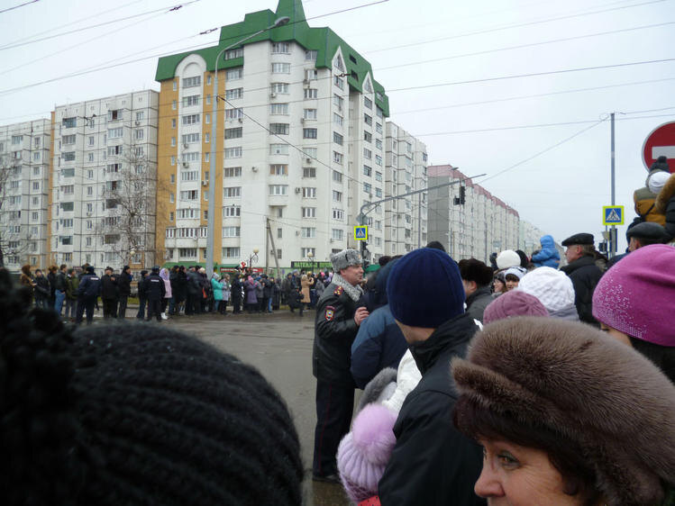 За неделю-другую до этого события положили в декабрьские лужи асфальт на улицы по которым проследует огонь.
Поразило только настроение людей.