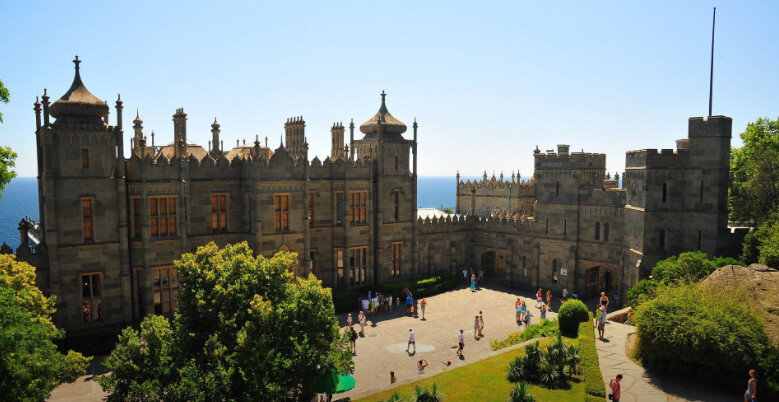 Воронцовский парк. Фото с https://fishki.net/mix/2196887-voroncovskij-dvorec-alupka.html?sign=140595458991196%2C948525779129206