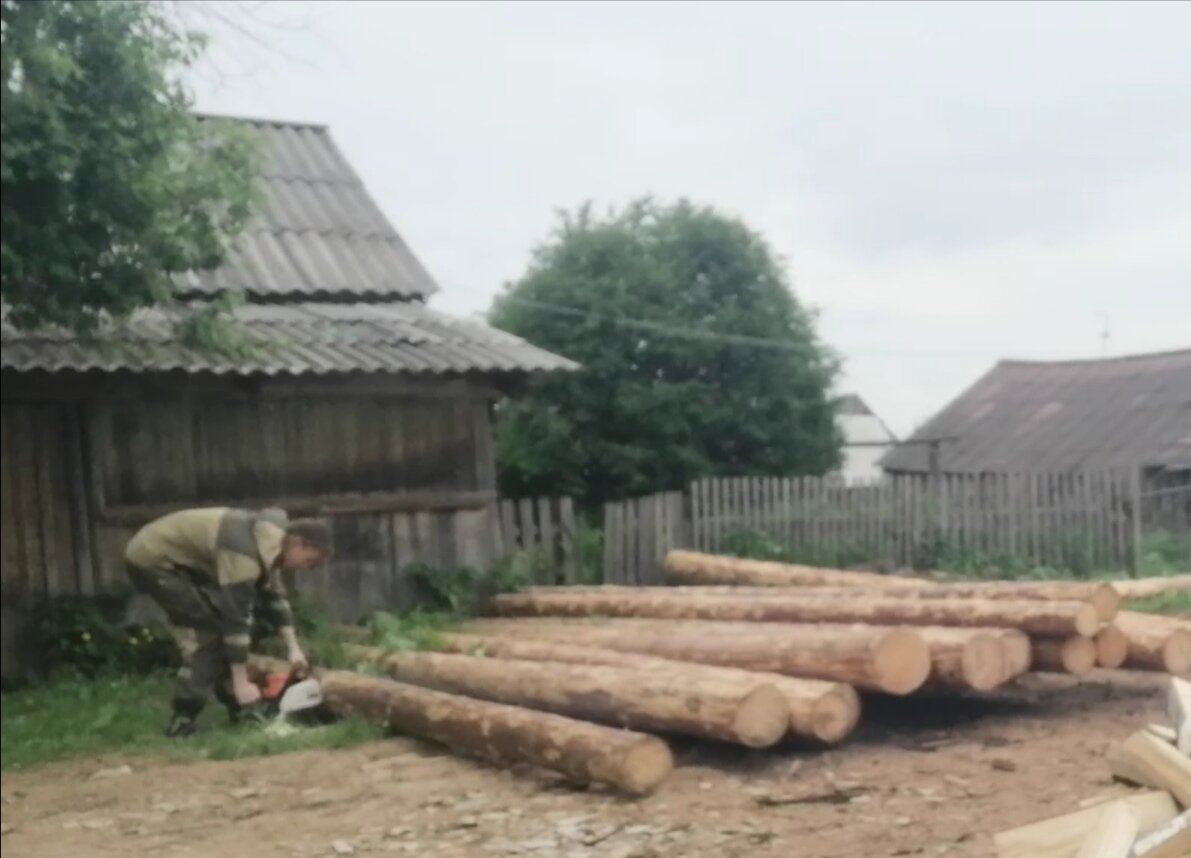 Для начала нужно разместить брёвна пополам и распилить, в моем случае это по 3 метра.