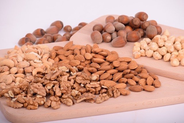 Орехи богаты белками и растительными маслами, витаминами и микроэлементами, необходимыми для поддержания здоровья организма.