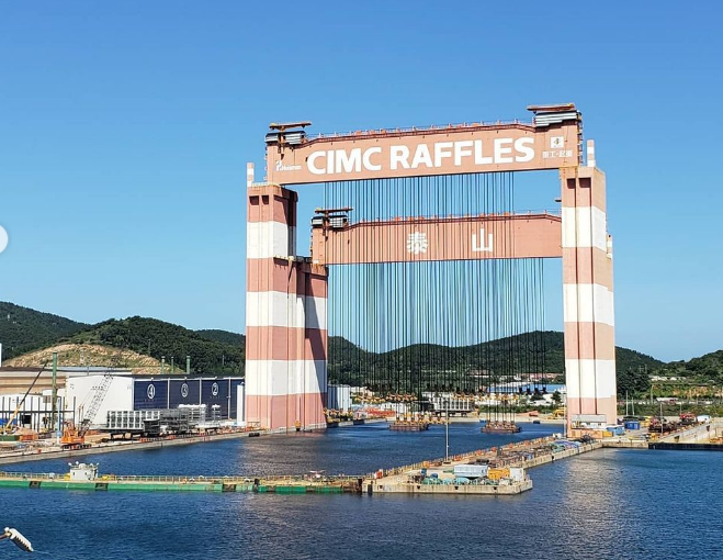 кран Taisun на судоверфи Yantai Raffle