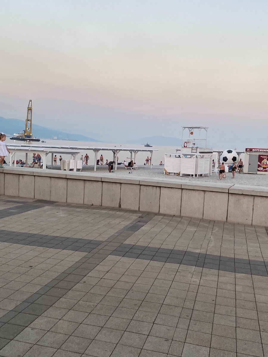 Вечером. Вид с набережной на оборудованный пляж и море 