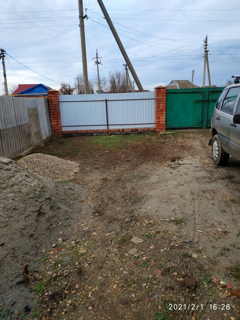 В этот угол просто напрашивалась клумба.