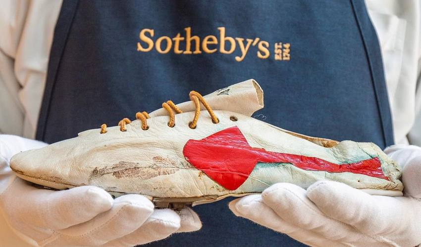 Кроссовки из первой партии Найк на торгах, приуроченных к олимпиаде в Токио. Пара была создана специально для канадского спринтера Гарри Джерома. Да, первая эмблема бренда это стрелочка (Фото: https://robb.report/)