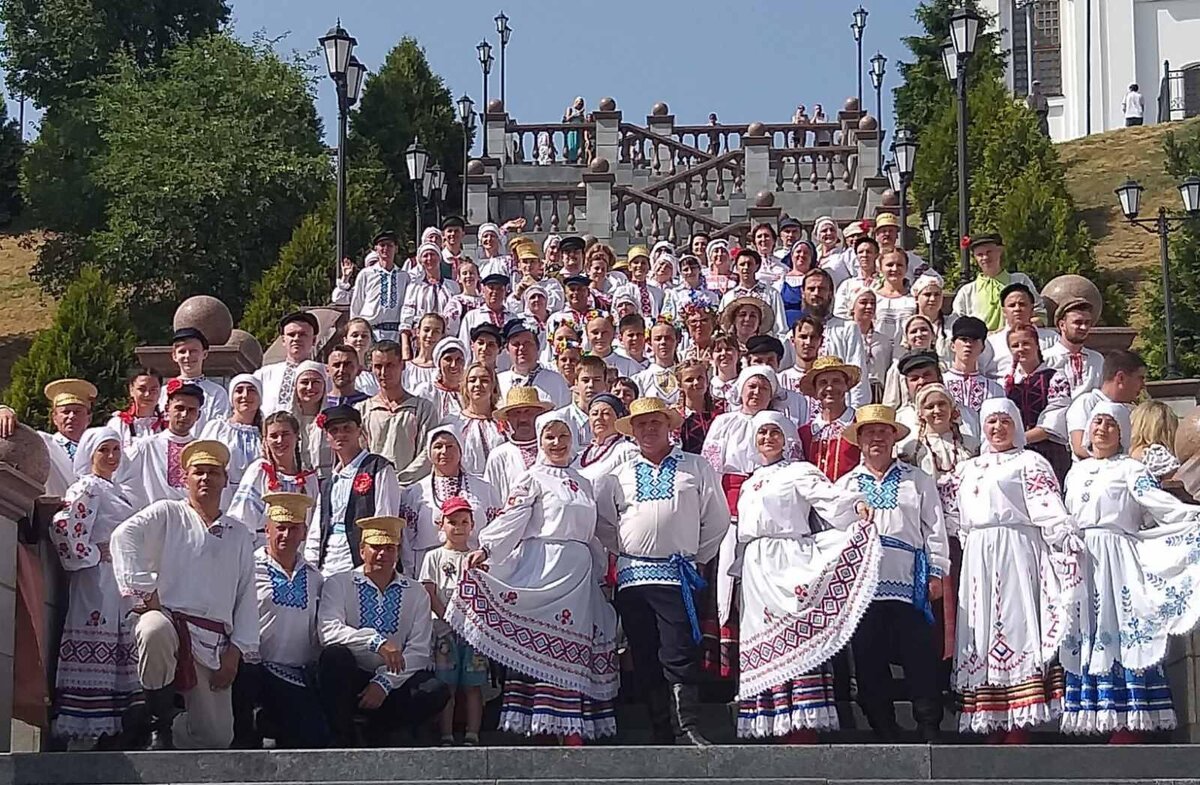 Учреждение «Гомельский областной центр народного творчества» организовало участие представителей Гомельской области в мероприятиях ХХХ Международного фестиваля искусств «Славянский базар в Витебске». На ярмарке ремесел «Город мастеров» с 15 по 18 июля свое творчество показали мастера из г. Чечерска и филиала «Стреньковский районный центр ремёсел» ГУК «Рогачёвский центр культуры и народного творчества», сотрудники которого также приняли участие в открытом областном празднике-конкурсе мастеров народной игрушки и куклы «Забава-2021» (17-18 июля). По итогам конкурса диплом III степени за глиняную куклу получил Артем Ткачев. Участниками VIIІ открытого турнира национальных танцев «Танчым разам» 17 июля стали танцоры образцового ансамбля танца «Мілавіца» ГУО «Уваровичский центр детского творчества Буда-Кошелёвского района» (руководитель Л.А. Кабаева) и образцового фольклорного коллектива «Рудабельскія зорачкі» ГУК «Октябрьский центр досуга» (руководитель О.Г. Дульская). По итогам турнира дипломы I степени получили: танцевальная пара Алексея Былицкого и Дарьи Валюженец («Мілавіца», возрастная группа от 16 до 30 лет), Даниил Дребенков («Мілавіца», конкурс хореографической импровизации – БАТЛ, номинация «Лязгінка») и Екатерина Журова («Мілавіца», конкурс хореографической импровизации – БАТЛ, номинация «Рускага»). Пара Алексея Макеева и Яны Забродской из г.п. Октябрьский отмечена дипломом II степени.  

Текст: И. Глушец