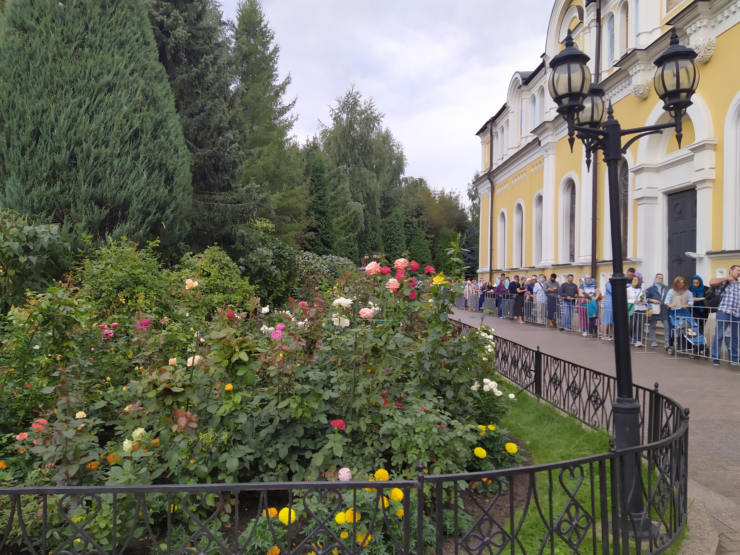 Показываем, что осталось от некрополя при Покровском монастыре.0