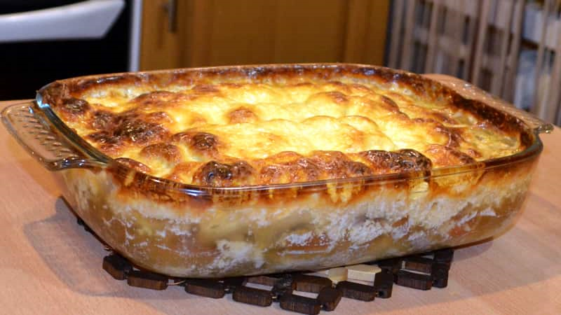 Ингредиенты: • Куриные грудки         — 500 гр.
• Шампиньоны             — 300 гр.
• Сыр                            - 150 гр.
• Сметана                     — 200 гр.
• Помидоры                  - 2 больших
• Помидоры                  - 2 больших
• Растительное масло — смазать форму
• Соль и перец по вкусу
