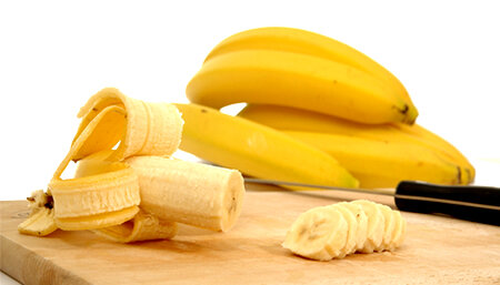 Банан – наиболее потребляемый фрукт в мире после яблока. Тот факт, что банан присутствует на столе на пяти континентах, объясняется простотой его потребления: банан можно есть где угодно без ножа и салфетки. Он даже сразу «упакован» в свою натуральную гигиеничную «упаковку» - кожуру, которая защищает его от загрязнения. Но, прежде всего, банан – один из самых питательных и целебных фруктов.