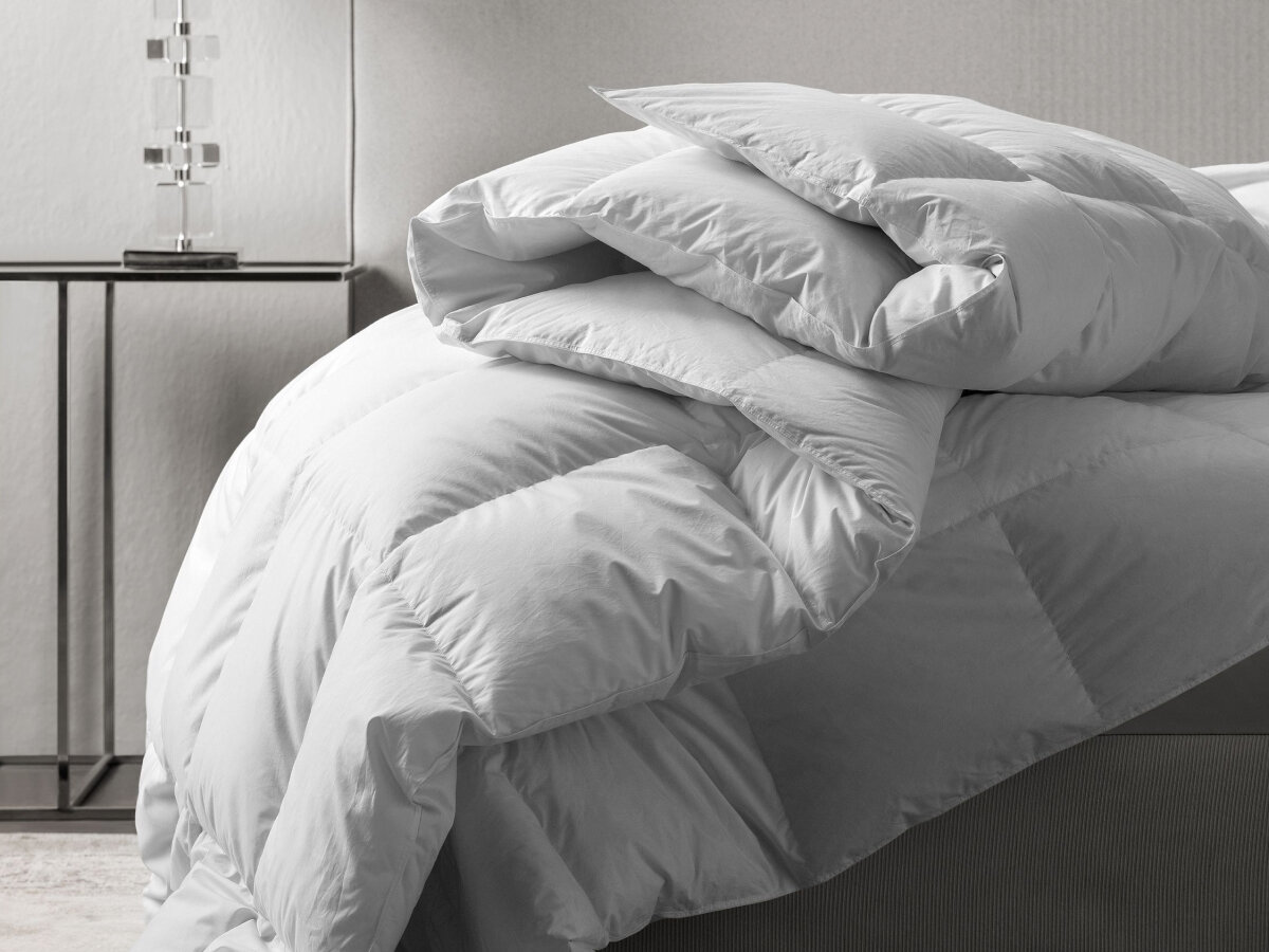 Тяжёлое одеяло для сна. Одеяло. Девочка под одеялом. Девушка заправляет кровать. Одеяло gravity ascona.