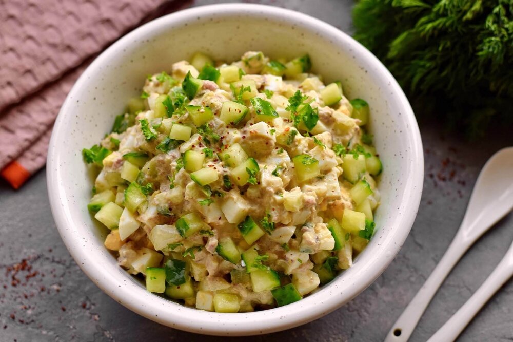 Салат с репчатым луком и яйцом