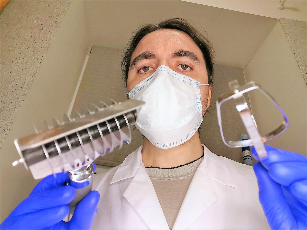 Фото автора канала в роли необычного стоматолога,