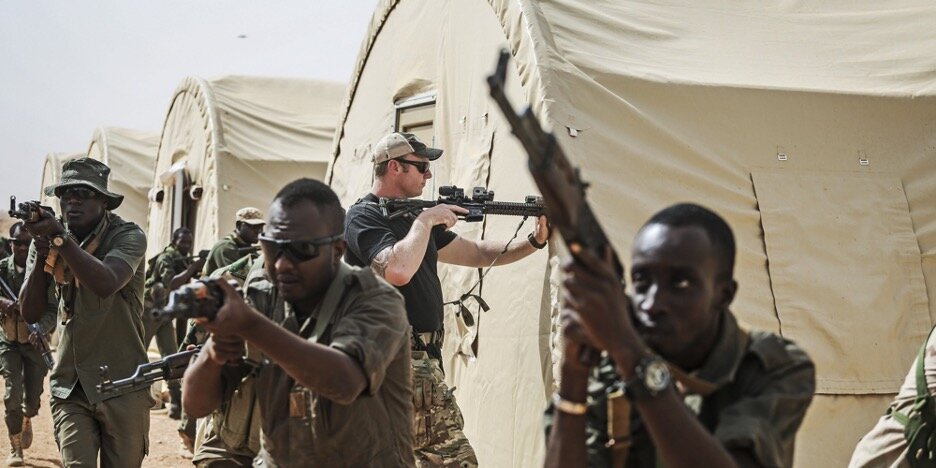 Солдат американского спецназа тренирует нигерийских военнослужащих во время учений на авиабазе 201 в Агадесе, Нигер, 14 апреля 2018 года. Фото: Тара Тодрас-Уайтхилл/The New York Times