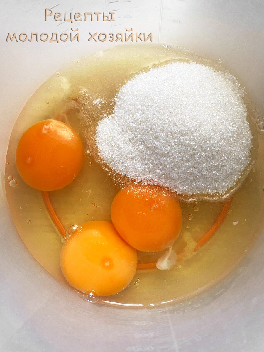 К яйцам добавляем сахар, соль, ванилин