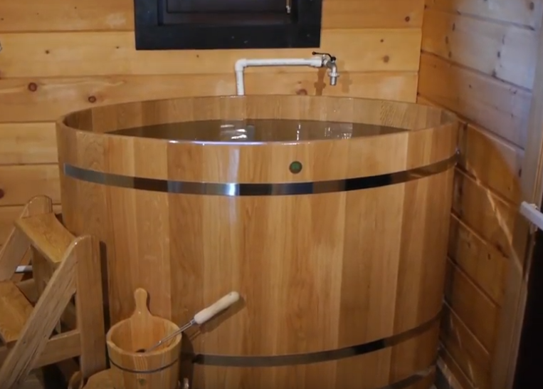 Деревянная купель. Скриншот из видео, используется и распространяется бесплатно по лицензии https://www.youtube.com/t/terms 