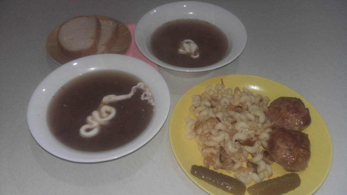 Грибной суп и макароны с котлетками. Фото автора.