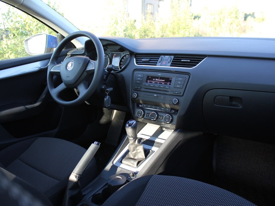 Экстерьер салона Skoda Octavia 2011года