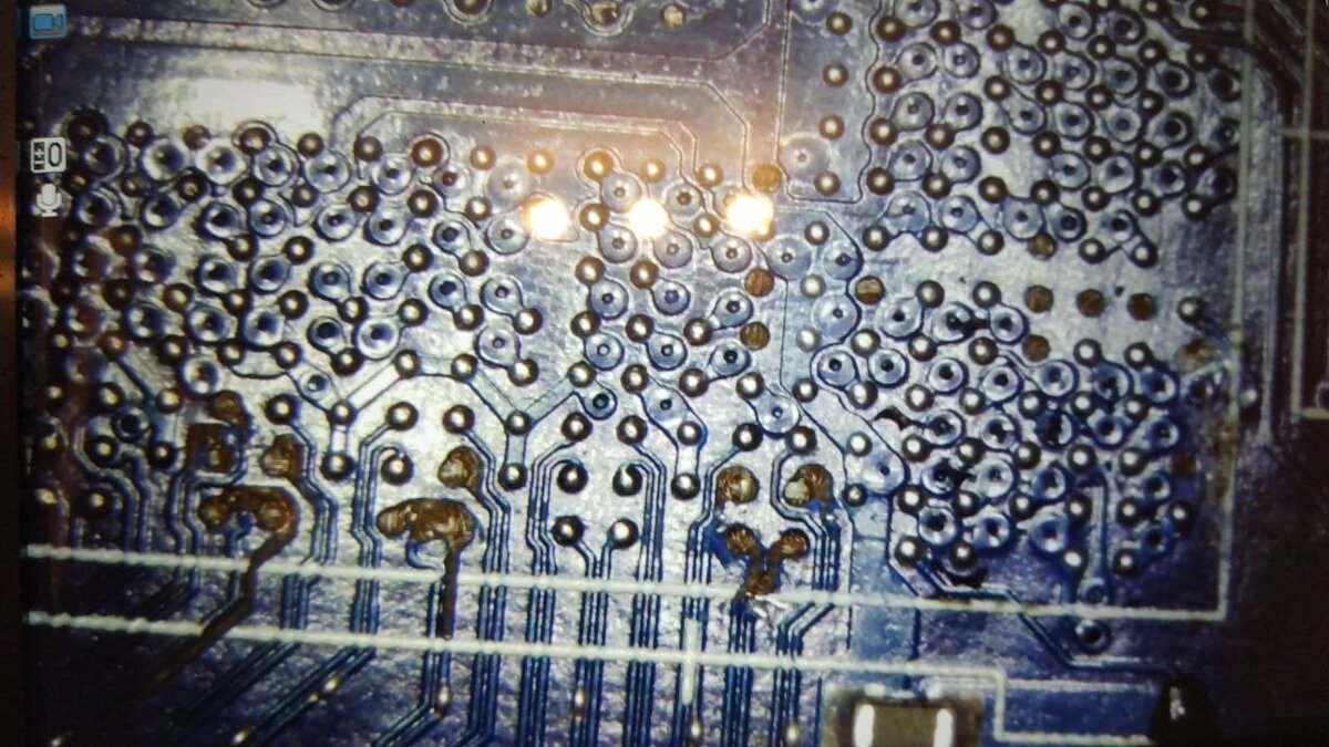 Плата видеокарты с повреждёнными дорожками. Да их буквально вырвать пришлось =(