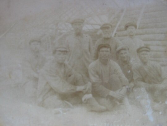 1905 год, плотницкая бригада, в центре - Кухюков Гаврила Михайлович и Казоря Антон 