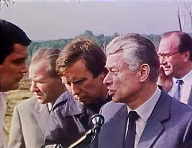 На переднем плане: Геннадий Георгиевич Ведерников (5 августа 1937, Верхне-Сталинский прииск Алданского района Якутской АССР — 27 июля 2001, Москва) — советский государственный и партийный деятель, в 1986—1989 гг. — заместитель председателя Совета Министров СССР.