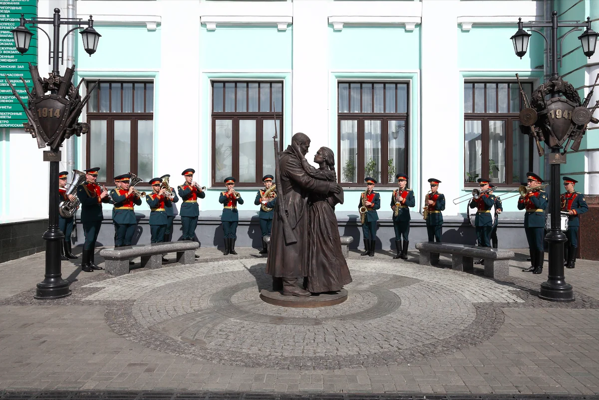 Прощание славянки на белорусском вокзале